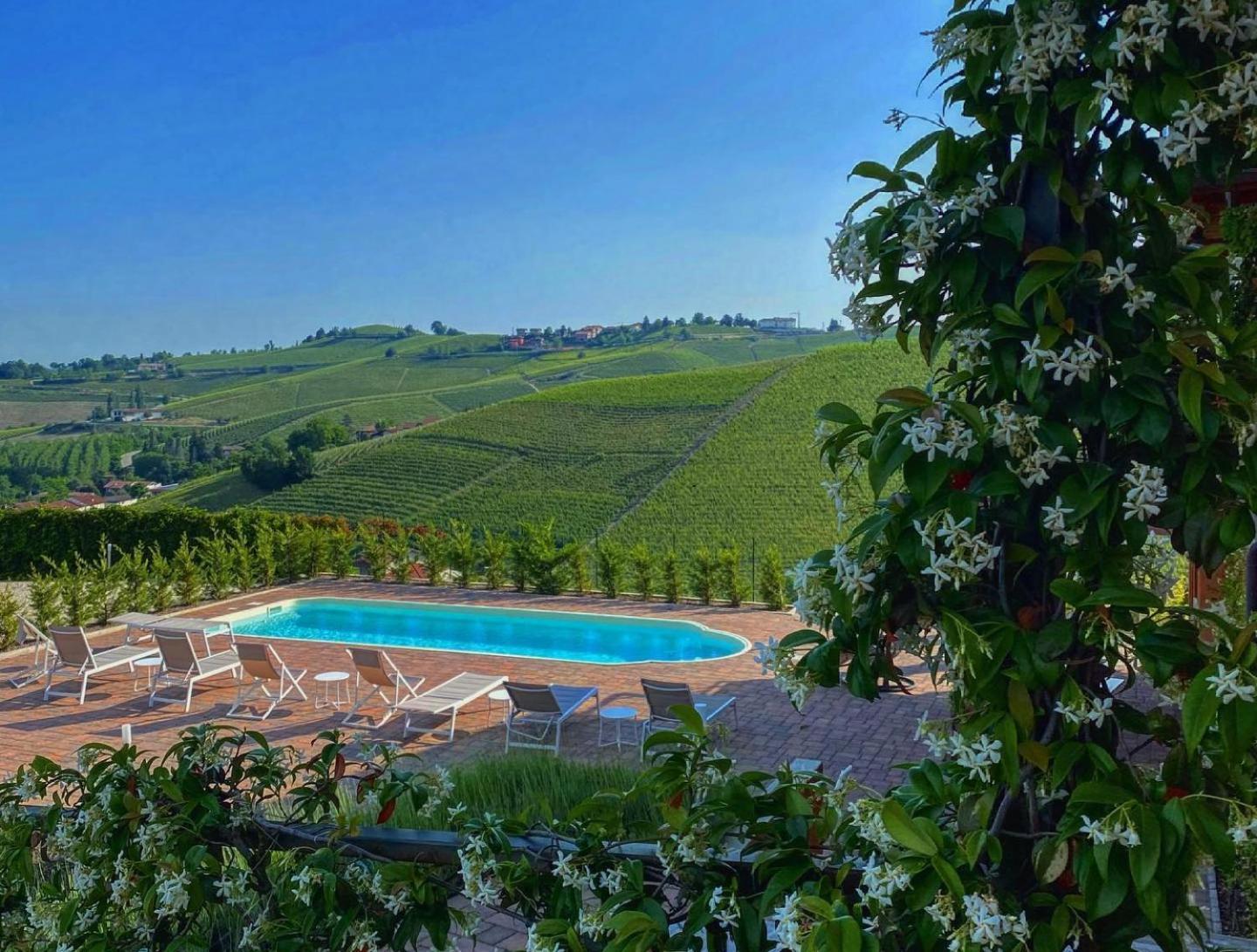 Panoramic Villa Garassino - Country Rooms And Fine Restaurant トレイゾ エクステリア 写真